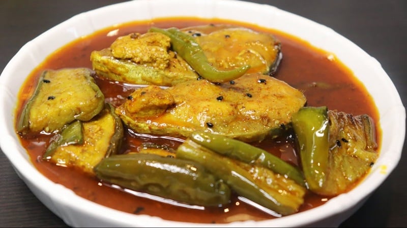 রেসিপি: বেগুন দিয়ে ইলিশ মাছের ঝোল  