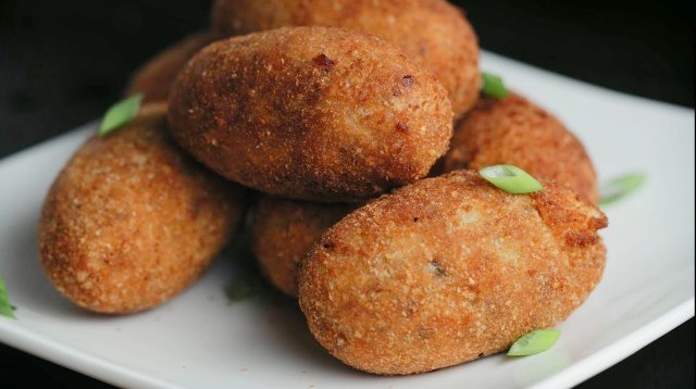 ডিম-আলুর চপ রাখতে পারেন ইফতারে