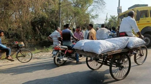 রোগী নিয়ে হাসপাতাল যাওয়ার পথে অ্যাম্বুলেন্সের সঙ্গে ট্রাকের সংঘর্ষ, নিহত ৩