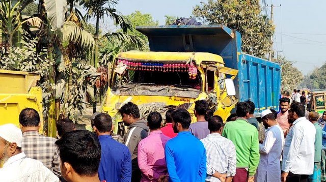 জামালপুর-ময়মনসিংহ মহাসড়কে ত্রিমুখী সংঘর্ষ, প্রাণ গেলো দুজনের