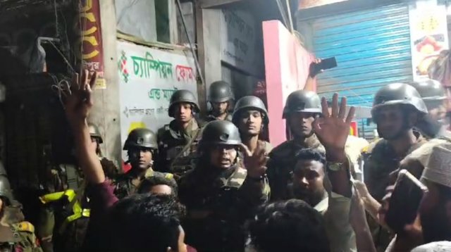 আবাসিক হোটেল থেকে নারীসহ আটক ৯, আসবাবপত্র ভাঙচুর করে আগুন