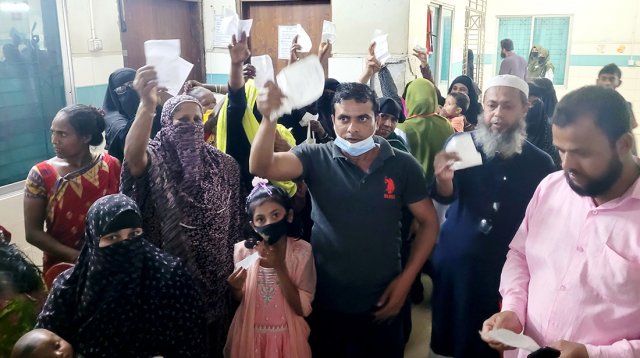 ময়মনসিংহ মেডিক্যালে ডাক্তার দেখাতে না পেরে রোগীদের বিক্ষোভ