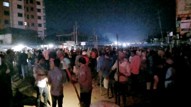মাইকে ঘোষণা দিয়ে দুই গ্রামবাসীর সংঘর্ষ, আহত ১৫
