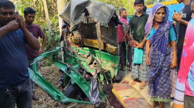ট্রাক-অটোরিকশার মুখোমুখি সংঘর্ষে প্রাণ গেলো ৩ জনের
