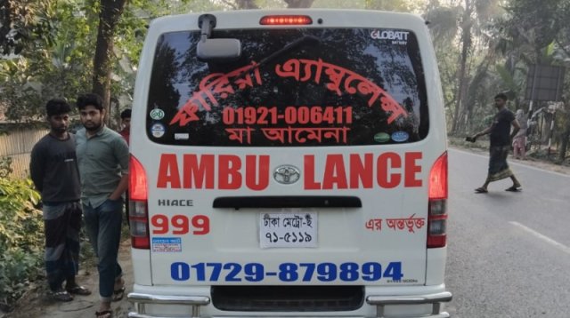 অ্যাম্বুলেন্সের সঙ্গে ভ্যানের মুখোমুখি সংঘর্ষে বাবা-মেয়েসহ ৩ জন নিহত