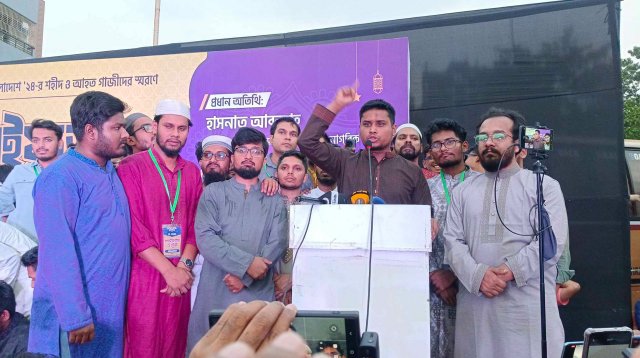 চাঁদাবাজ-দখলদারদের হাত গুঁড়িয়ে পুলিশে দিন: হাসনাত আবদুল্লাহ