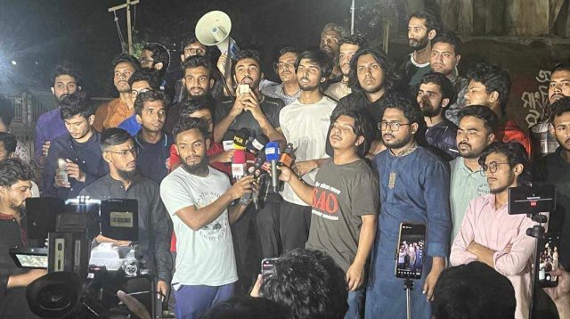 আ.লীগ নিষিদ্ধের দাবিতে ঢাবিতে বিক্ষোভ