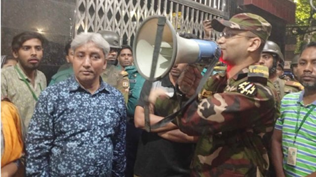 প্রশাসনের আশ্বাসে শ্রম ভবন ছাড়লেন শ্রমিকরা, ৭ ঘণ্টা পর মুক্ত কর্মকর্তারা