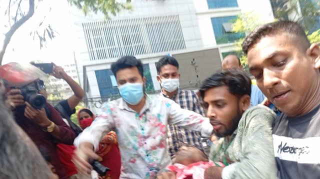 বেতন-বোনাসের দাবিতে সচিবালয় অভিমুখে শ্রমিকদের মিছিল, পুলিশের সঙ্গে সংঘর্ষ