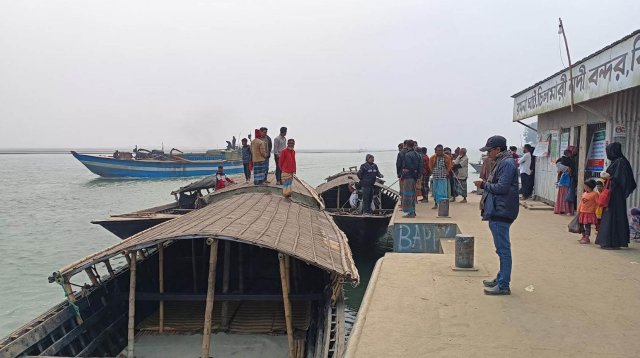 ব্রহ্মপুত্র নৌপথে ঈদযাত্রায় ডাকাত আতঙ্ক, আছে অতিরিক্ত ভাড়ার খড়গ